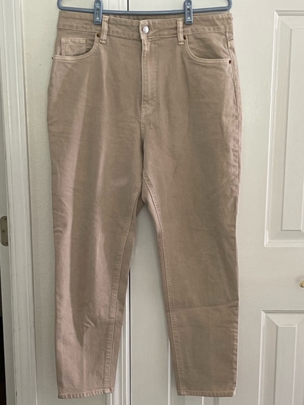 H&M TAN/BEIGE/CREAM DENIM JEANS. Size 14. Waist 33” x Inseam 27” x Rise 13”.